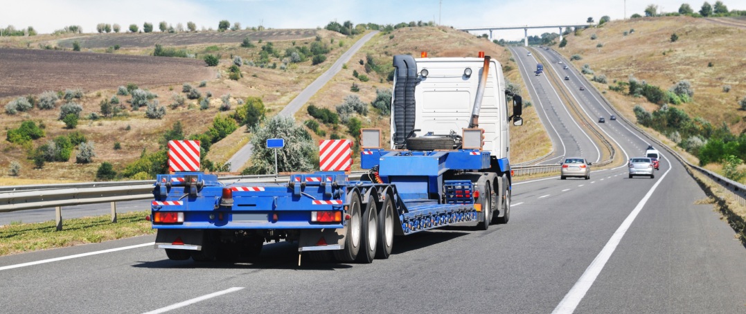 3 Essential Features of Flatbed Trailer Rentals